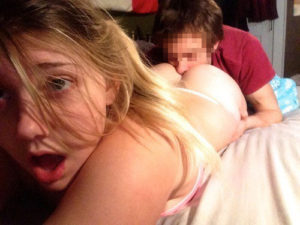 jeune blonde se fait bouffer le cul au numéro sexe